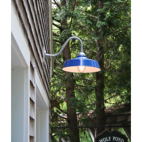 18” Rochester, 700-Royal Blue, WGG-Wire Guard in 975-Galvanized, CLR-Clear Glass, G15 Gooseneck Arm in 975-Galvanized | Photo Courtesy of Homeowner