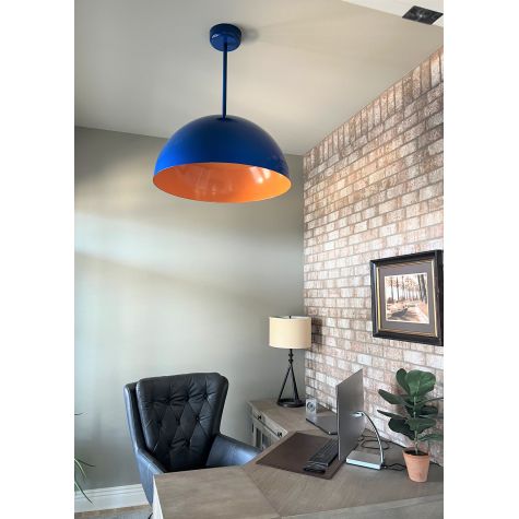 28" Loma, Exterior in 700-Royal Blue, Interior in 495-Sherbet Orange, 18" Stem, Flat Lens | Photo Courtesy of Homeowner