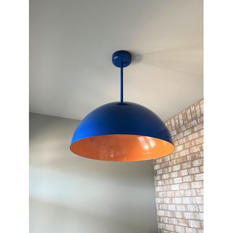 28" Loma, Exterior in 700-Royal Blue, Interior in 495-Sherbet Orange, 18" Stem, Flat Lens | Photo Courtesy of Homeowner