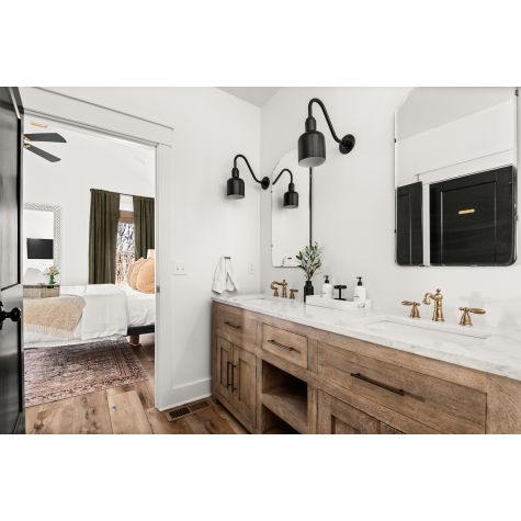 Chateau Gooseneck, 100-Black, G26 Arm | Photo Courtesy of Southbound Stays